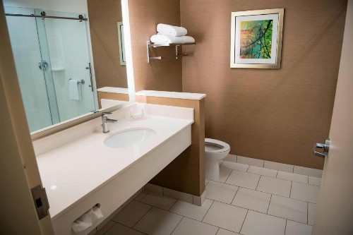 Fairfield Inn & Suites by Marriott Cincinnati Uptown/University Area - image 9