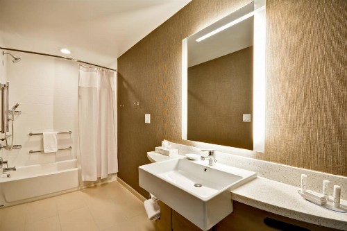 SpringHill Suites by Marriott Cincinnati Blue Ash - image 18