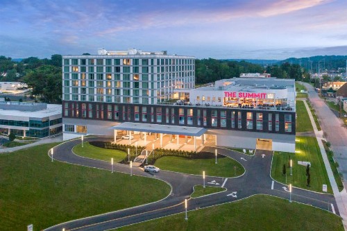 The Summit Hotel - image 33