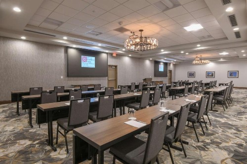 Hilton Garden Inn Cincinnati Midtown - image 2