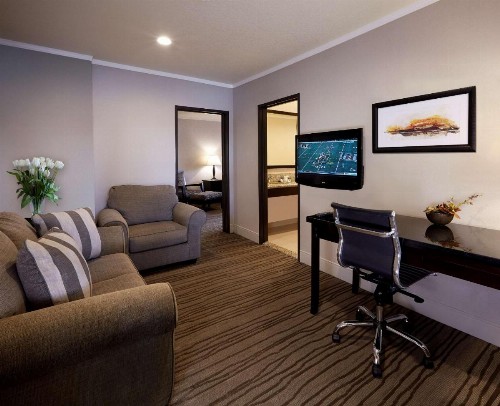 DoubleTree by Hilton Claremont - image 35