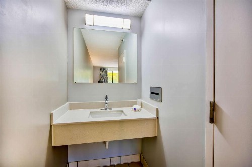 Value Inn Jeffersonville - image 20