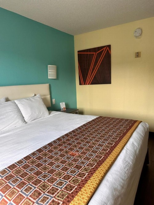 Americas Best Value Inn Clarksville - image 14
