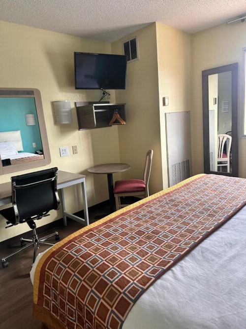 Americas Best Value Inn Clarksville - image 16