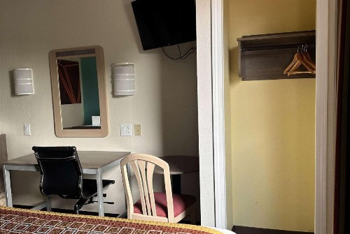 Americas Best Value Inn Clarksville - image 23