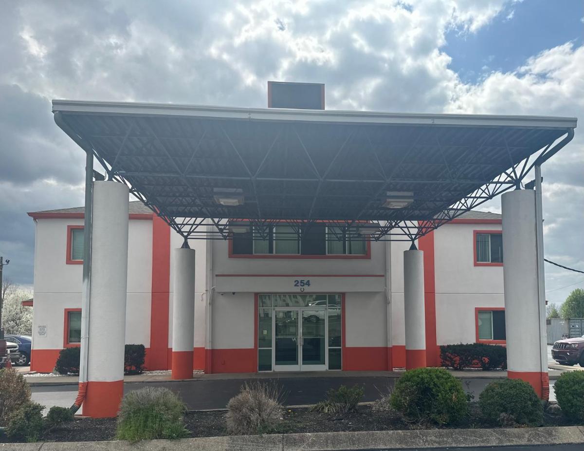 Americas Best Value Inn Clarksville - image 4