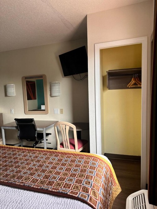 Americas Best Value Inn Clarksville - image 9