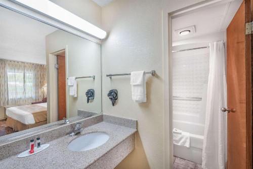 Days Inn by Wyndham Clarksville TN - image 12