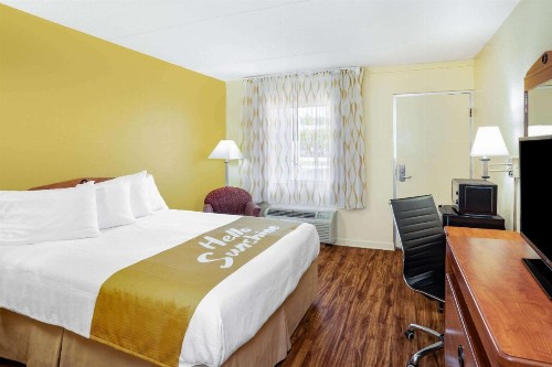 Days Inn by Wyndham Clarksville TN - image 8