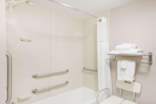 Baymont by Wyndham Clarksville Northeast - image 32