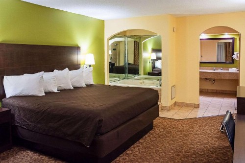 Rodeway Inn & Suites - image 17