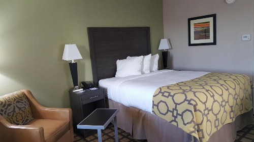 Baymont by Wyndham Clarksville - image 27