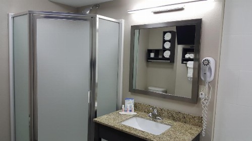 Baymont by Wyndham Clarksville - image 32