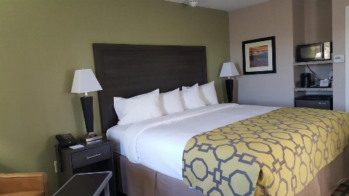Baymont by Wyndham Clarksville - image 34