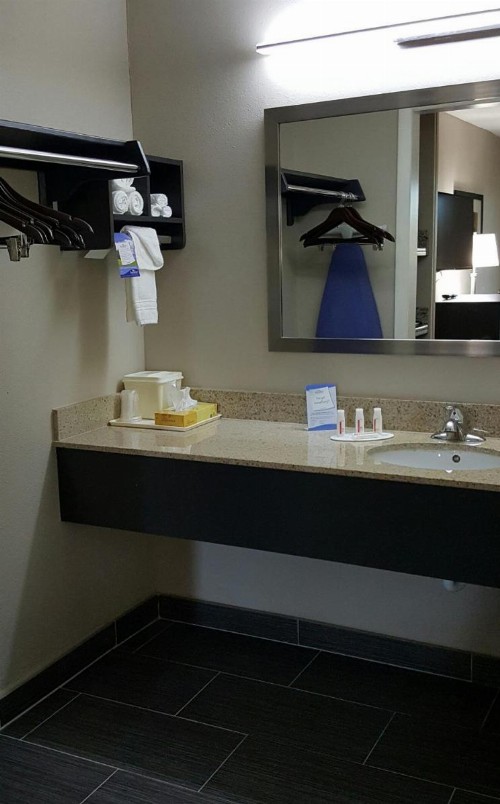Baymont by Wyndham Clarksville - image 37