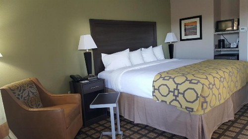 Baymont by Wyndham Clarksville - image 41