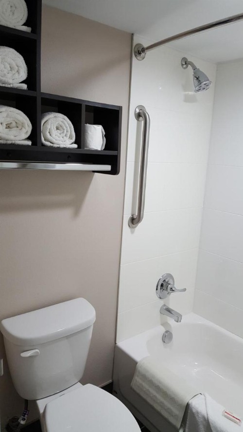 Baymont by Wyndham Clarksville - image 43
