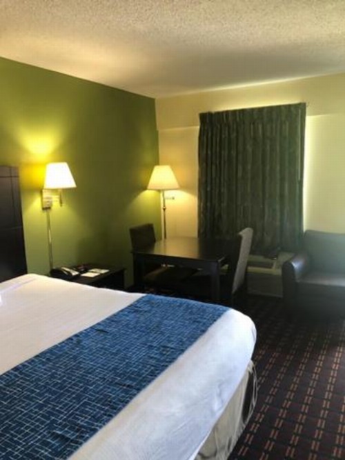 Travelodge by Wyndham Clarksville - image 15