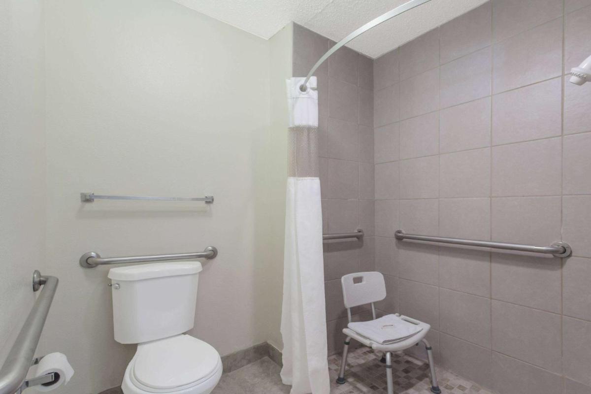 Travelodge by Wyndham Clarksville - image 2