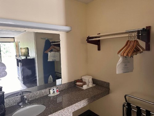 Travelodge by Wyndham Clarksville - image 20