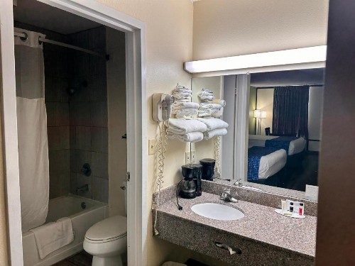 Travelodge by Wyndham Clarksville - image 21
