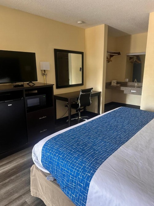 Travelodge by Wyndham Clarksville - image 24