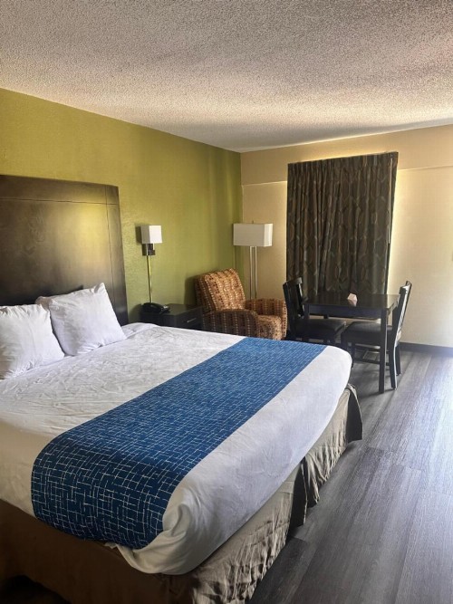 Travelodge by Wyndham Clarksville - image 25