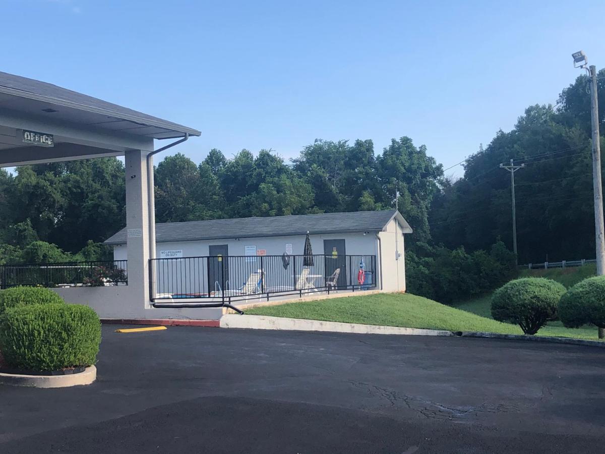 Travelodge by Wyndham Clarksville - image 7