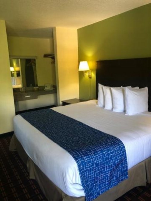 Travelodge by Wyndham Clarksville - image 9