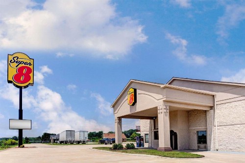Super 8 by Wyndham Clarksville East - image 1