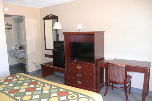 Super 8 by Wyndham Clarksville East - image 10