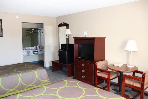 Super 8 by Wyndham Clarksville East - image 11