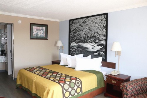 Super 8 by Wyndham Clarksville East - image 13
