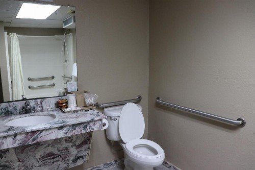 Super 8 by Wyndham Clarksville East - image 24