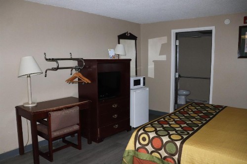 Super 8 by Wyndham Clarksville East - image 26
