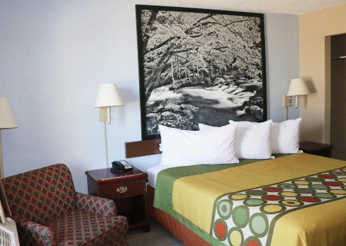 Super 8 by Wyndham Clarksville East - image 3