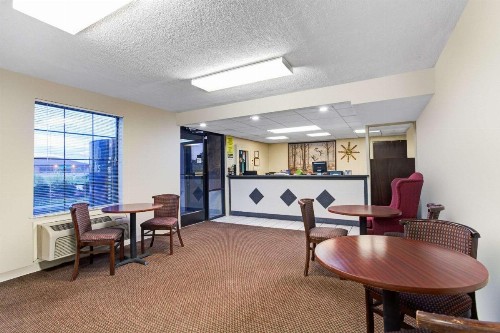 Super 8 by Wyndham Clarksville East - image 5