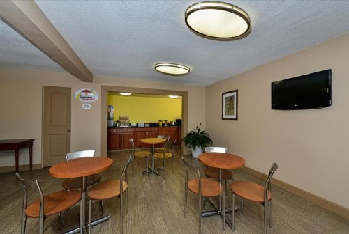 Super 8 by Wyndham Clarksville Northeast - image 10