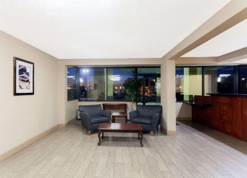 Super 8 by Wyndham Clarksville Northeast - image 12