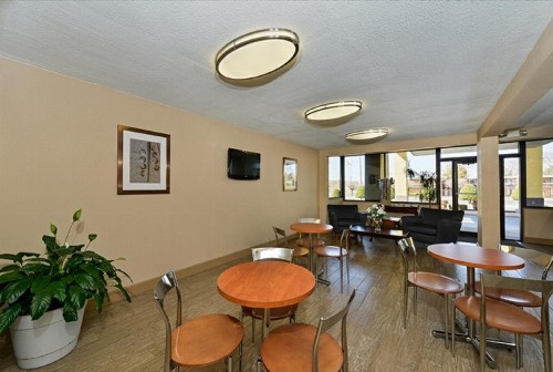 Super 8 by Wyndham Clarksville Northeast - image 13