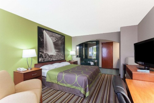 Super 8 by Wyndham Clarksville Northeast - image 15