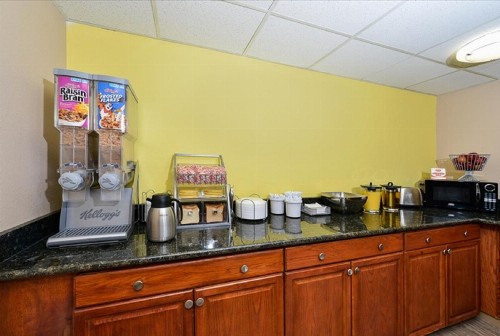 Super 8 by Wyndham Clarksville Northeast - image 16