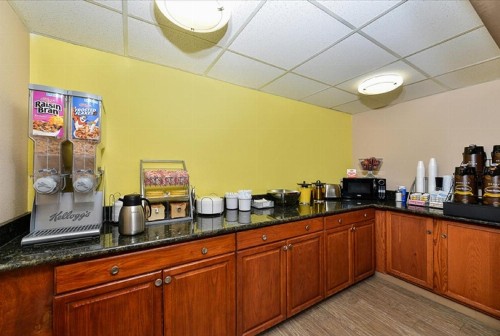 Super 8 by Wyndham Clarksville Northeast - image 17