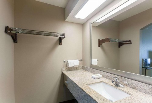 Super 8 by Wyndham Clarksville Northeast - image 18