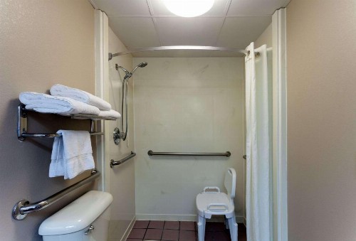 Super 8 by Wyndham Clarksville Northeast - image 19