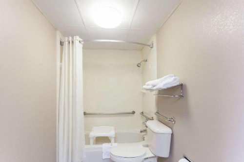 Super 8 by Wyndham Clarksville Northeast - image 20