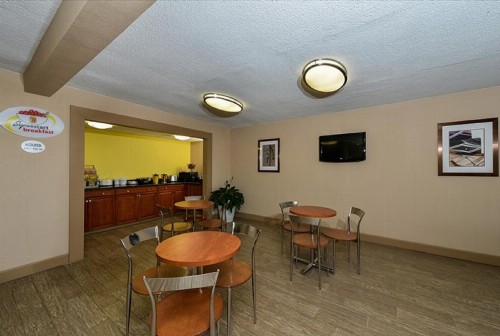 Super 8 by Wyndham Clarksville Northeast - image 21