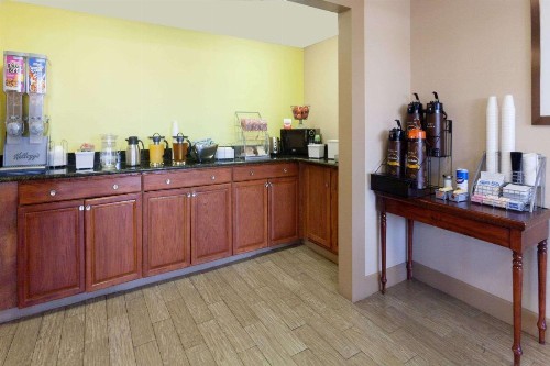 Super 8 by Wyndham Clarksville Northeast - image 22