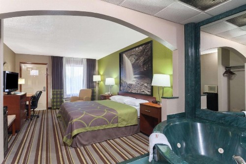 Super 8 by Wyndham Clarksville Northeast - image 23