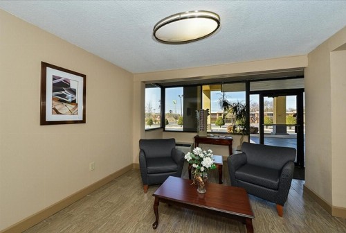 Super 8 by Wyndham Clarksville Northeast - image 26